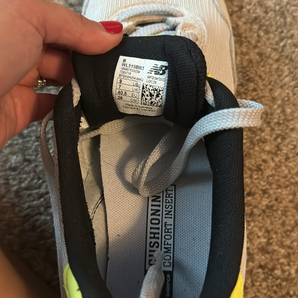 New Balance women’s sneaker - Picture 3 of 5